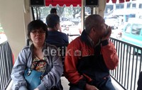 Di lantai satu hanya ada 6 kursi bulat, kursi panjang, lalu ada balkon di luar yang bisa dipakai turis untuk berdiri.