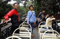 Bus berkapasitas 30 orang ini dimaksimalkan di lantai dua. Trelihat beberapa warga ikut berpartisipasi menjadi penumpang dalam uji coba bus Bandros tersebut.