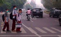 Kabut asap tidak menyurutkan niat para siswa untuk menimba ilmu.
