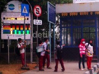 Papan indeks pencemaran udara menunjukan kualitas udara pada posisi tidak sehat.