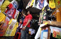 Pelanggan memilih baju atribut kampanye Pemilu 2014 di kawasan Pasar Senen, Jakarta, Rabu (26/2/2014).