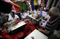 Para pedagang di kawasan pasar Senen pun mengaku banyak kebanjiran order.
