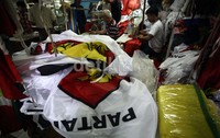 Bendera dan kaos partai banyak dipesan.