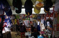 Ada juga topi-topi partai.