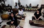 Mahasiswa Asing Belajar Batik dan Gamelan