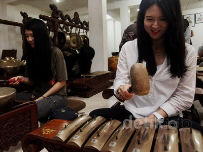 Mahasiswa Asing Belajar Batik dan Gamelan