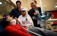 Gaery Undarsa (Managing Director Tiket.com) bersama Faizal Reza (Ticketing Director Kidzania Jakarta) menemani anak-anak pengunjung untuk memainkan peran menjadi seorang dokter gigi di Wahana edutainment Kidzania, Jakarta, Rabu (26/2/2014).