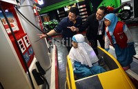 Anak-anak belajar mengisi bensin di SPBU.
