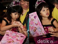 Shafeea imut dengan dress tutu berwarna pink dan hitam saat merayakan ulang tahunnya yang ke-3, Rabu (26/2/2014). Gus Mun/detikHOT.