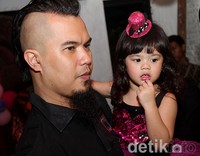 Dhani menggendong putri kesayangannya. Gus Mun/detikHOT.