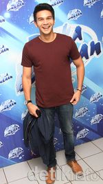 Gaya Kasual Jonathan Frizzy