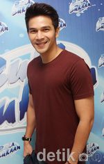 Gaya Kasual Jonathan Frizzy