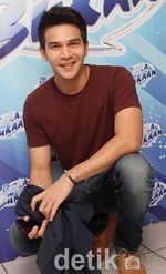 Gaya Kasual Jonathan Frizzy