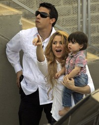 Shakira menggendong Milan saat menghadiri sebuah acara di Cartagena, Kolombia belum lama ini. AFP PHOTO/Manuel Pedraza.