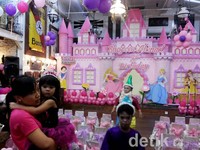 'Istana' berwarna pink dan tokoh-tokoh dari kerajaan Disney menghiasi ulang tahun Safeea. Safeea pun nampak menggemaskan dengan dress tutu dan mahkota di kepalanya.