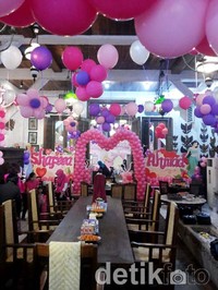 Kediaman bos RCM itu sudah berhiaskan aneka balon yang didominasi warna pink dan ungu.