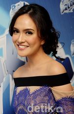 Shandy Aulia Cantik Tampil Feminin