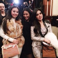 Syahrini pun sempat bertemu dan berfoto bersama idolanya, Anggun C Sasmi. (Instagram)