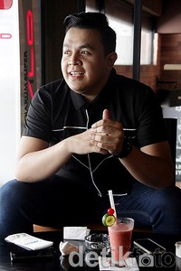 Gue nggak punya latar belakang pendidikan musik, bisanya gue pakai intuisi. Hampir semua seperti itu, ujarnya. Asep/detikHOT.