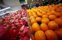 Pekerja merapihkan buah-buahan impor di salah satu pusat perbelanjaan di Jakarta.