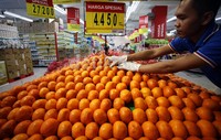 Keberadaan buah impor ini berdampak pada harga apel Malang. Kini harga apel Malang terus anjlok karena tidak mampu bersaing dengan apel impor.