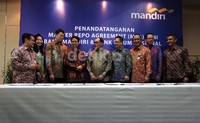 Direktur Utama Bank Mandiri Budi G Sadikin bersama Deputi Gubernur Bank Indonesia Hendar, dan Direktur Treasury, FI dan spesial Asset Management Bank Mandiri Royke Tumilaar berbincang dengan jajaran direksi Bank Umum Nasional usai penandatanganan Mini Master Repo Agreement di Jakarta, Rabu (26/2/2014).
