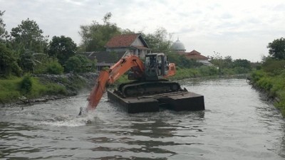 Cegah Banjir di Exit Tol Porong, Kali Ketapang Dikeruk