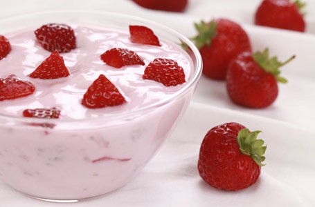 Makanlah Strawberry Bersama Yogurt Agar Nutrisinya Lebih Prima