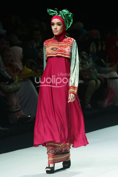 Asyifa by Iesye Tenun in Harmony. Fashion Parade Purity Transcendence. Indonesia Fashion Week 2014 at Jakarta Convention Center. Senayan. Jakarta. [Foto: Mohammad Abduh/Wolipop]