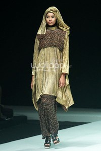 Asyifa by Iesye Tenun in Harmony. Fashion Parade Purity Transcendence. Indonesia Fashion Week 2014 at Jakarta Convention Center. Senayan. Jakarta. [Foto: Mohammad Abduh/Wolipop]