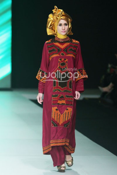 Asyifa by Iesye Tenun in Harmony. Fashion Parade Purity Transcendence. Indonesia Fashion Week 2014 at Jakarta Convention Center. Senayan. Jakarta. [Foto: Mohammad Abduh/Wolipop]
