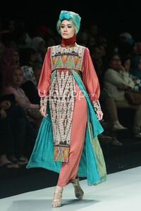 Asyifa by Iesye Tenun in Harmony. Fashion Parade Purity Transcendence. Indonesia Fashion Week 2014 at Jakarta Convention Center. Senayan. Jakarta. [Foto: Mohammad Abduh/Wolipop]