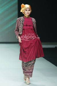 Asyifa by Iesye Tenun in Harmony. Fashion Parade Purity Transcendence. Indonesia Fashion Week 2014 at Jakarta Convention Center. Senayan. Jakarta. [Foto: Mohammad Abduh/Wolipop]