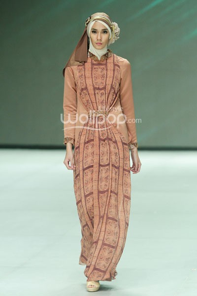 Risty Tagor Gorgeous Gold. Fashion Parade Purity Transcendence. Indonesia Fashion Week 2014 at Jakarta Convention Center. Senayan. Jakarta. [Foto: Mohammad Abduh/Wolipop]