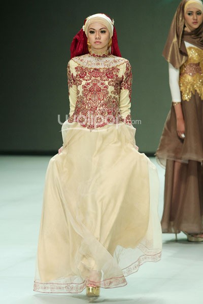 Risty Tagor Gorgeous Gold. Fashion Parade Purity Transcendence. Indonesia Fashion Week 2014 at Jakarta Convention Center. Senayan. Jakarta. [Foto: Mohammad Abduh/Wolipop]