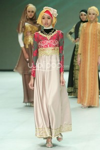 Risty Tagor Gorgeous Gold. Fashion Parade Purity Transcendence. Indonesia Fashion Week 2014 at Jakarta Convention Center. Senayan. Jakarta. [Foto: Mohammad Abduh/Wolipop]