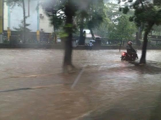 Banjir 20 Cm Genangi Jalan Sudirman