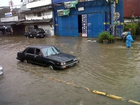 Terobos Banjir di Mangga Dua, Sedan Hitam Ini Mogok