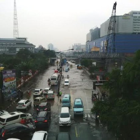 Ini Jalan di Depan WTC Mangga Dua yang Berubah Jadi Sungai