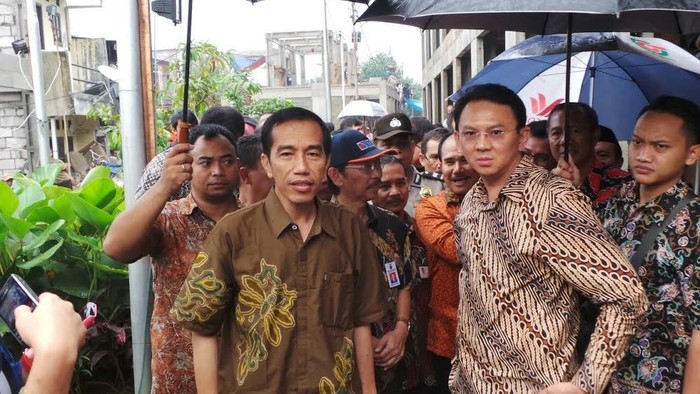 Blusukan Bareng Jokowi, Ahok Serius Pantau Pembangunan Kampung Deret