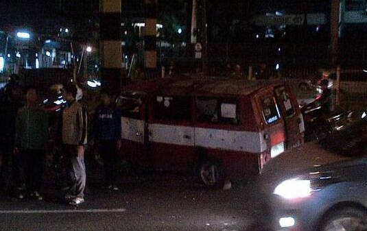 Hindari Motor, Kijang Ini Tabrak Portal Jalan di Pondok Indah