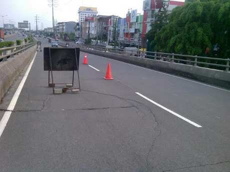 Awas! Flyover Kembangan Arah Rawa Buaya Retak 5 Meter