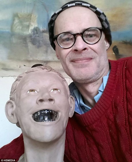 Patung Tengkorak Menakjubkan Terbuat Dari Botol Vodka