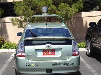 Tak butuh seseorang untuk membawa mobil ini, karena mobil buatan Google ini dapat mengemudi sendiri. (kredit foto: businessinsider)