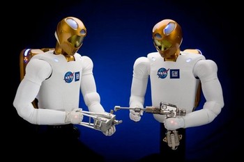 NASA Robonaut sebuah robot yang dapat melaksanakan sebagian besar tugas astronot manusia di ruang angkasa. (kredit foto: businessinsider)