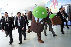 Lucu! Robot Android Pakai Jas dan Dasi