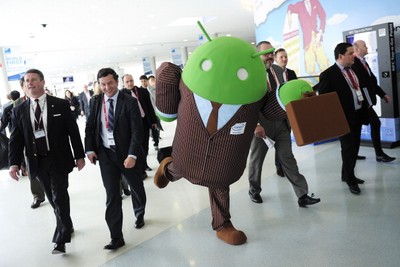 Lucu! Robot Android Pakai Jas dan Dasi