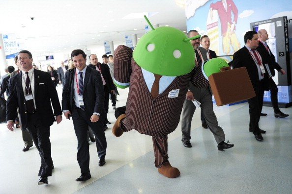 Lucu! Robot Android Pakai Jas dan Dasi