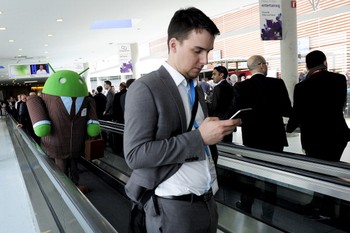Pengunjung lain memusatkan perhatiannya kepada ikon Android ini. (kredit foto: Getty Images)