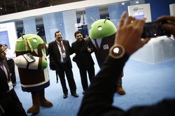 Lucu! Robot Android Pakai Jas dan Dasi